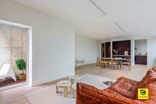 <p><span>Prachtig gerenoveerd 3 slaapkamer appartement op toplocatie!<br /></span><span>Met veel toewijding en nog meer kunde werd dit omvangrijk appartement (139m²) zopas hoogwaardig en stijlvol gerenoveerd. Het ligt op de 5</span><span><sup>e</sup></span><span> verdieping van een goed onderhouden gebouw met lift en geniet een mooie natuurlijke lichtinval. Dankzij deze gegeerde en centrale ligging zijn parken (Middelheim- en Nachtegaalpark), scholen, winkels, sportfaciliteiten, openbaar vervoer en invalswegen steeds vlakbij, evenals het bruisende Antwerpse stadsleven. Kortom, de uitgelezen plek waar hedendaags comfort hand in hand gaat met een perfecte balans tussen werk- en privéleven. Mis deze unieke kans zeker niet!</span></p><p><span><br />Dit pareltje heeft volgende indeling:</span><span><br /><br /></span><span>Inkom-/nachthal, toilet, leefruimte & keuken:</span></p><p><span>De inkomhal met veiligheidsdeur, videofoon en gastentoilet met handenwasser vloeit over in de nachthal met ingemaakte vestiaire. De moderne, stalen tussendeur alsook de lichte, vol houten parketvloer die naadloos werd doorgelegd in nagenoeg het ganse appartement springen meteen in het oog en worden geaccentueerd door de alomtegenwoordige design-verlichting. De schitterende lichtinval in de riante leefruimte (ca. 44m²) zorgt samen met een groen uitzicht over de omringende boomtoppen voor een uitstekende woon- en leefkwaliteit. De notelaren kastenwand met ingemaakte wijnkoeler is het pronkstuk dat ongetwijfeld indruk maakt op al uw gasten. De half open keuken met magnifiek keramisch werkblad en veel opbergruimte voorziet in kwalitatieve toestellen.</span></p><p><span> </span></p><p><span>Slaapkamers, badkamer & wasruimte:</span></p><p><span>Het appartement telt 3 ruime slaapkamers op parket (ca. 9 - 13,5 & 16,5m²), eveneens met zicht op het groen wat gepaard gaat met 100% privacy. De klasse van de badkamer vertaalt zich in een uitnodigende inloop-/regendouche in combinatie met een dubbel wasmeubel met klassevolle waskommen en dito watervalkranen. Het koperen kraanwerk, het tegelwerk met "Travertin"-look en de inbouwspots zorgen voor een extra dimensie. Last but not least, de wasruimte is apart en voldoende ruime voor het kuisgerief.</span></p><p><span><br /></span><span>Terrassen & kelder:</span><span><br /></span><span>Er is één terras met zicht op de Koninklijkelaan, terwijl het andere uitkijkt op de Elisabethlaan. </span><span>Twee hele aangename plekken om na een drukke werkdag even tot rust te komen, al dan niet met een glas in de hand. Bovendien ligt het schitterende Middelheim- en Nachtegalenpark om de hoek, zodoende kan u steeds genieten van nog meer natuurpracht in de zéér directe omgeving. De privatieve kelder is begrepen. Deze ligt op het gelijkvloers en kan dus ook dienst doen als de perfecte fietsenberging. </span></p><p><span><br />Extra troeven:</span></p><p><span>- Mobiscore 9,7/10</span></p><p><span>- 139 m cfr. EPC</span></p><p><span>- Gunstig EPC</span></p><p><span>- HR ramen</span></p><p><span>- Wijnkoeler</span></p><p><span>- Incl. designverlichting</span></p><p><span>- Elektriciteit conform</span></p><p><span>- Hoogwaardige afwerkingsgraad</span></p><p><span>- 1e bewoning na renovatie</span></p><p><span>- Dakrenovatie &c-isolatie 2018<br />- Kelder/fietsberging</span></p><p><span> </span></p>