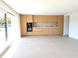 Prachtig gerenoveerd hoekappartement (104m²) met centrale ligging op het Esplanadeplein te De Panne.<br />Het appartement bevindt zich op de eerste verdieping van de residentie Europan, op enkele stappen van het strand en het commerciële centrum.<br />Het appartement werd recent volledig gerenoveerd met hoogwaardige materialen en omvat:<br />inkomhal met vestiairekasten, ruime en zongerichte woonkamer met open en volledig uitgeruste maatkeuken, zuid gerichte terrassen rondom de living met prachtig zicht op het Esplanadeplein. Masterbedroom met badkamer met ligbad, lavabo en toilet, tweede en derde kamer met badkamer met lavabo en inloopdouche. Gastentoilet en berging alsook extra voorziening voor wasmachine en droogkast. Het appartement is volledig afgewerkt, geschilderd en voorzien van gordijnen.<br />EPC B-label. Mogelijkheid tot aankoop of huur van een garage en/of parking in de ondergrondse van de residentie.<br />Gemeenschappelijke fietsenberging en vuilnislokaal aanwezig.