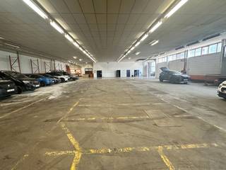 Instapklaar magazijn met kantoorruimte naast de R0, op 400m van de op en afrit 11 Groot-Bijgaarden. Het magazijn heeft een oppervlakte van 964 m²...