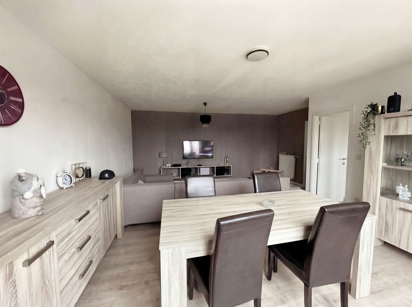 Gezellig appartement met 2 slaapkamers en terrasje nabij het centrum van Maaseik. - foto 2