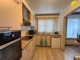  Cet appartement spacieux et bien entretenu de 2 chambres est idéalement situé à Berchem. Les transports en commun (bus et tram), de nombreux...