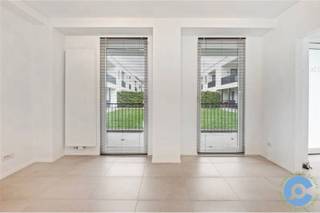 Op zoek naar een rustig gelegen appartement, op een centrale locatie nabij de Antwerpse stadsrand? Search no more!<br /><br />Gelegen in het privé woonerf “Melrose Park” vinden we dit één slaapkamer appartement met ruim terras. Op wandelafstand van tal van winkels en shopping “Den Tir”. In de directe omgeving van diverse opritten naar de Antwerpse Ring. Het bruisende stadcentrum van Antwerpen op een boogscheut.<br /><br />Over het appartement zelf. Je komt binnen via een inkomhal met een apart toilet. Deze geeft uit op een lichtrijke leefruimte met geïnstalleerd tv-meubel en open keuken, voorzien van alle comfort.<br /><br />De slaapkamer ligt aan de rustige achterzijde van het gebouw en beschikt over een ingemaakte kastenwand. Aansluitend op de slaapkamer vind je de badkamer, met douche, lavabo en aansluiting voor wasmachine en droogkast.<br /><br />Verder beschikt het appartement over een leuk gezellig terras, waar het heerlijk vertoeven is en een grote privatieve kelderberging.<br /><br />Huurpijs: 875€ + 75€ gemeenschappelijke kosten. Gas, water en elektriciteit op individuele meters.<br /><br />Het appartement is onmiddellijk beschikbaar.<br /><br />Graag een bezoek ter plaatse? Bel Dries op 0470/107 217.<br /> 