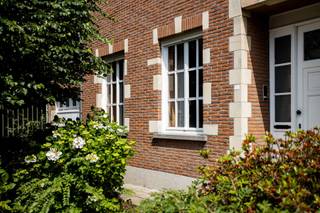 Op zoek naar een statige burgerwoning met atelier, tuin, garages aan de rand van het Abdijpark? Dan kan dit een mooie opportuniteit zijn. <br /><br />Deze woning betreedt u via de stijlvolle inkomhal met aan de rechterzijde een bureelruimte en links de woonruimte badend in het licht met aansluitende de keuken van waaruit u zicht heeft op de tuin en het park. Verder op het gelijkvloers een bergruimte, afzonderlijk toilet en “werkatelier”. Deze polyvalente ruimte is vanop straat toegankelijk via de (op de foto witte) poort en biedt ook een toegang tot de tuin. <br /><br />Via de imposante traphal/biljartruimte met prachtige eiken trap komt u op de eerste verdieping met ruime nachthal en maar liefst 4 slaapkamers en twee badkamers. <br /><br />Op de zolderverdieping kunnen gerust nog een aantal bijkomende slaapkamers gecreëerd worden.<br /><br />Bijkomende troeven zijn <br />- Ommuurde tuin en twee garage-inritten<br />- Op wandelafstand min. 200 parkeerplaatsen<br />- Toeristische topligging: Op 300m van de Markt, op 500m van de legendarische “Muur van Geraardsbergen” en aan de rand van het Abdijpark. Een grote meerwaarde als B&amp;B, vakantieverblijf<br />- Polyvalente ruimte voor bv. vrij beroep, kantoor, vergaderruimte, … <br /><br />Interesse in een bezoek? Klik dan op deze pagina op de button "Maak een afspraak" of mail pieter@cornelis-partners.be. Bijkomende inlichtingen en extra foto’s zijn beschikbaar op aanvraag via mail. Dit project valt onder de Vlaamse renovatieverplichting. Contacteer ons voor bijkomende inlichtingen.