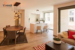 <p>Op zoek naar een modern, energiezuinig appartement op een rustige én centrale locatie? Ontdek dit instapklare pareltje met EPC A-label en goedgekeurde elektriciteit!<br />Deze lichtrijke appartementen beschikken over 1, 2 of 3 ruime slaapkamers, een apart toilet, een royale leefruimte die baadt in het daglicht dankzij de grote raampartijen en sluit naadloos aan op de volledig uitgeruste open keuken met moderne toestellen (vaatwasser, oven, inductiekookplaat met dampkap, koelkast en spoelbak), een stijlvolle badkamer, voorzien van een (dubbele) lavabo, ruime inloopdouche en voldoende opbergruimte. Daarnaast geniet u van extra opslag dankzij de praktische wasplaats/berging. De ruime/zonnige terrassen met gunstige oriëntatie laten u volop genieten van de zon – perfect om tot rust te komen.<br />1 Ondergrondse autostaanplaats, 1 Privatieve kelderberging én 1 à 2 fietsenberging(en) inbegrepen in de prijs. Verkoop onder BTW-stelsel (6% BTW mogelijk bij voorwaarden)<br />De ligging is een absolute meerwaarde: rustig wonen op wandelafstand van de Grote Markt en het Stadspark, met tegelijk een vlotte verbinding via de E34 (Antwerpen–Eindhoven).<br />Dit appartement is ideaal voor eigen bewoning of als investering, momenteel met een stabiele huurder.<br />Foto’s zijn ter illustratie en gebaseerd op een voorbeeldwoning.<br />👉 Interesse? Contacteer ons vandaag nog voor een bezoek en ontdek dit unieke aanbod!</p>