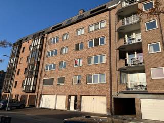 <p>Goed gelegen appartement op de 2de verdieping in Kessel-lo. Lift aanwezig.<br />Dit appartement heeft volgende indeling: inkom, afzonderlijk toilet en kleine berging. <br />Lichtrijke leefruimte met een volledig uitgeruste keuken. <br />Via de centrale hal kom je in de 2 slaapkamers (volwassen kamer en kinderkamer) en de badkamer douche en met aansluiting voor wasmachine.<br />Aansluitend aan de grootste slaapkamer is er een gezellig overdekt terrasje.<br />Bij dit appartement hoort ook een gemeenschappelijke fietsenstalling. Geen prive parking, wel voldoende parking voor de deur.<br />EPC C. De verwarming is elektrisch. <br />Er is geen staanplaats bij maar parking in de omgeving. <br />Gemeenschappelijke kosten: 110€/maand. <br /><br />Dit appartement is gelegen in een kindvriendelijke buurt met speeltuin voor de deur.<br />Op 5min van Leuven centrum, goede connectie met openbaar vervoer en autostrade.<br /><br /></p>