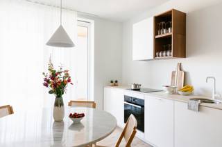 <p>Op een boogscheut van het <span><span>Marnixplein</span></span>, gelegen op het hippe Zuid, bevindt zich dit prachtig gerenoveerde duplexappartement met twee slaapkamers in de <span><span>Lambermontstraat</span></span>.</p>
<p>Gelegen op de 3de en 4de verdieping, geniet u hier van een uitzonderlijke lichtinval en een aangenaam ruimtelijk gevoel. Dankzij de slimme en doordachte indeling wordt elke vierkante meter optimaal benut, wat zorgt voor een zeer comfortabele woonbeleving, ideaal om alleen te wonen of als koppel.</p>
<p>Het appartement werd volledig en kwalitatief gerenoveerd met oog voor detail en hedendaags comfort. De moderne afwerking, gecombineerd met de grote raampartijen, creëert een frisse en eigentijdse uitstraling. Bovendien beschikt het appartement over toegewezen zonnepanelen en een bijzonder gunstig EPC (label B – 153 kWh/m² jaar) , wat resulteert in een energiezuinige en toekomstgerichte woonst.</p>
<p>De residentie zelf werd eveneens vernieuwd en bevindt zich in uitstekende staat, met een gezonde en jonge mede-eigendom. Dit garandeert een zorgeloze investering en aangenaam wonen.</p>
<p>Als extra troef beschikt het appartement over een zonnig en goed georiënteerd terras, waar u in alle rust kan genieten. Daarnaast is er ook een privatieve kelderberging inbegrepen, ideaal als praktische stockageruimte.</p>
<p>De ligging in een rustige straat, en toch vlakbij het bruisende stadsleven, maakt dit een unieke combinatie van comfort en locatie.</p>
<p>Vraagprijs: €349.000</p>
<p>Een ideale opportuniteit voor wie op zoek is naar een instapklaar, lichtrijk en energiezuinig appartement op een absolute topligging in Antwerpen.</p>