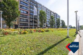 Verzorgd appartement met twee slaapkamers op het 4de verdiep in de Leopold II-laan, gelegen in het stadscentrum en op wandelafstand van zee. De lichte living met open keuken geeft uit op een balkon vooraan, terwijl één slaapkamer toegang heeft tot het terrasje achteraan. Er is een berging met wasmachine-aansluiting op het appartement en een privatieve kelder inbegrepen. Dicht bij winkels, park en openbaar vervoer – ideaal als woonst of tweede verblijf aan zee. Kom dit bezoeken!