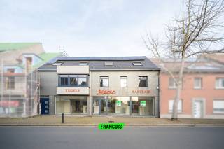 Dit uitzonderlijk veelzijdige eigendom combineert wonen en werken op een unieke manier. Op het gelijkvloers bevindt zich een ruim...