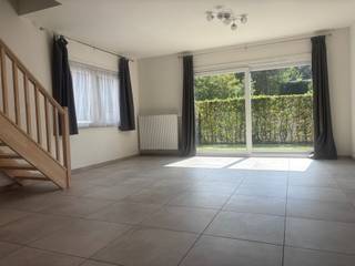<p><span>Duplexappartement met inkomhal; afzonderlijke WC; living met toegang tot het terras en open keuken ingericht met afwasbak, vitrokeramische kookplaat, dampkap, oven, vaatwas, koelkast en kasten; berging met voorzieningen voor wasmachine;</span></p><p><span>Verdiep: nachthal; 3 slaapkamers waarvan 1 zeer groot; badkamer met dubbele lavabo, ligbad en douche; afzonderlijke WC; berging; zonnig en aangenaam terras met stadstuin; Autostaanplaats S11;</span></p><p><span>Algemene kosten inbegrepen in de huurprijs.</span></p><p><span>Nutsvoorzieningen: water, elektriciteit (dubbel tarief), centrale verwarming op gas, dubbel glas</span></p><p><span> </span></p>