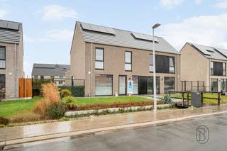 Deze moderne nieuwbouwwoning met aparte garagebox wordt verkocht onder registratierechten en is gelegen in een leuke, nieuwe woonwijk te Meulebeke,...