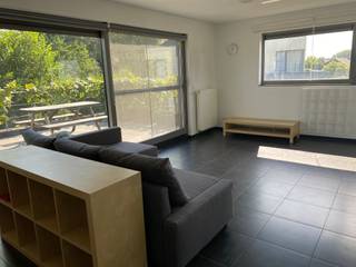<p><span>LUMINEUS EN RUIM DUPLEX-APPARTEMENT (IN HALF OPEN BEBOUWING) 97M² MET 2 SLAAPKAMERS EN GROOT ZUID-GEORIËNTEERD TERRAS 26M²</span></p><p><span>1ste en 2de verdieping - rustige en landelijke ligging nabij centrum en station met vlotte bereikbaarheid via N16, A12 en N17</span></p><p><span> </span></p><p><span>Gelijkvloers:</span><span> Individuele inkomhal.</span></p><p><span>1ste verdieping:</span><span> Traphal / wc met handwas / ruime living met eetplaats en super-ingerichte open keuken (totale opp.: 47m²) met toegang tot groot zuid-georiënteerd terras (6,5 x 4m).</span></p><p><span>2de verdieping:</span><span> Nachthal (7m²) / 2 slaapkamers (5,8 x 2,8m; 3,6 x 2,2m) / badkamer met wastafel, ligbad, douche en wc.</span></p><p><span>Gemeenschappelijke fietsenberging.</span></p><p><span> </span></p><p><span>Geen lasten.</span></p><p><span> </span></p><p><span>Appartement is bewoonbaar door maximaal 3 personen.</span></p><p><span> </span></p><p><span> </span></p><p><span> </span></p>
