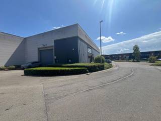 Magazijnruimte van 612m² met een klein kantoor van 72m², Unit 5A, te Kontich.<br />Goed gelegen Unit op ca. 2km van de op- en afrit te Kontich langs de E19.