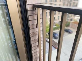 <strong>Residentie 14 Van Schoonbeke: </strong><span>Assistentiewoning met 1 slaapkamer op residentiële ligging en nabij 2 parken (Vinkenpark en Harmoniepark). </span><br /><br /><span><strong>Indeling: </strong>Inkom; open keuken; woonkamer met zicht op de binnenplaats; berging/wasplaats; badkamer; slaapkamer. Doorheen gans het appartement ligt een smaakvolle keramische tegel. Het raamwerk is van de hoogste kwaliteit in aluminiumkaderwerk. Er zijn zonnepanelen op het dak. </span><br /><br /><span>Buurt: Slager over de deur, apothekers en ziekenhuis om de hoek. Openbaar vervoer en horeca op wandelafstand. Verschillende supermarkten in de omtrek van ca. 1km. </span><br /><br /><span>Services inbegrepen in de dagprijs: Crisiszorg; 24/7 noodoproepsysteem; Woonassistent; Onderhoud gemene delen; gebruik van fitness, biljart, leeszaal, gezamelijke (dak)terrassen, lounge...</span><br /><br /><strong>Bijzonderheden:</strong>
<ul>
	<li><span>Ondergrondse kelderberging inbegrepen. </span></li>
	<li><span>Individueel verbruik van water, gas en elektriciteit.</span></li>
	<li><span>Momenteel verhuurd. </span></li>
</ul>