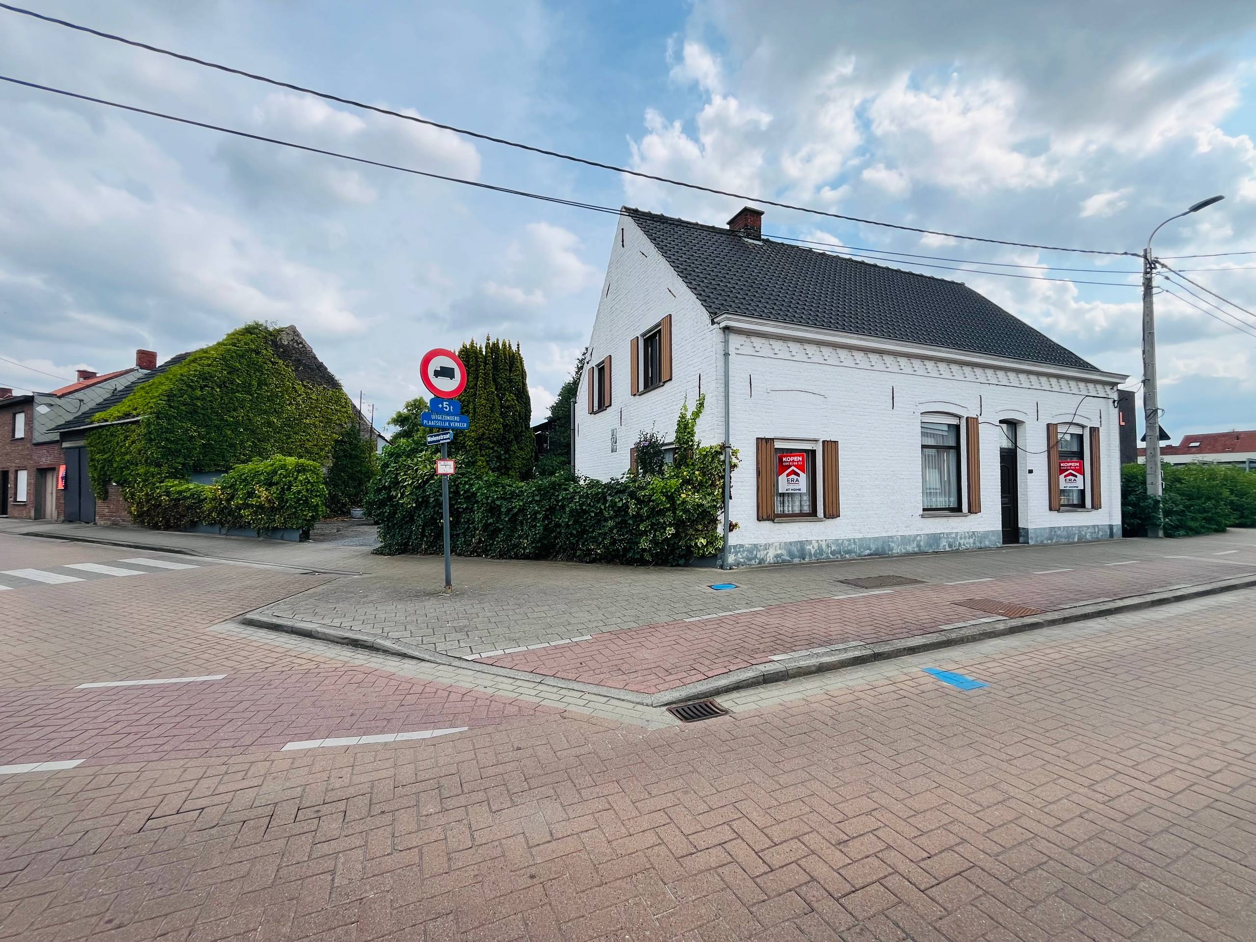 hoeve  met magaijnen en loodsen op   2252m² - foto 1