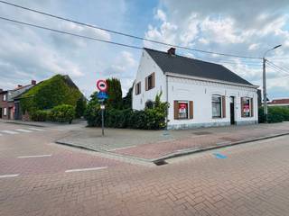 Deze alleenstaande woning biedt een unieke kans. Te renoveren woning met tal van mogelijkheden om volledig naar eigen smaak in te richten.Indeling:...