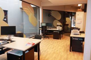 Pal in het centrum van Asse vind je deze kantoorruimte, achteraan grenzend aan de ruime GRATIS parking "het Gildehof", vooraan aan de Nieuwstraat. De hoofdruimte heeft een oppervlakte van 37m². Aansluitend bevindt zich een afzonderlijk bureel van 14m² met kleine keukenhoek. Er is ook een toilet en Cv-lokaal aanwezig. Het achterliggend bureel heeft zicht op de parking. Het kantoor is bereikbaar vanuit deze gratis parking, alsook via de Nieuwstraat. Deze polyvalente ruimte kan oa. dienen voor een vrij beroep: kinesist, logopedist, psycholoog, arts, alsook kantoor: boekhouder, architect, advocaat .... Interesse in deze locatie? Gelieve contact op te nemen via affligem@immoaccenta.be