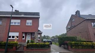 Perfect onderhouden woonhuis met aangename, zonnige tuin. De ruime woonkamer van maar liefst 45 m² straalt warmte en gezelligheid uit dankzij...