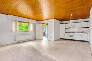 Mondo Vastgoed vous propose un appartement d'une chambre au rez-de-chaussée, idéal pour ceux qui cherchent une maison à rafraîchir. L'appartement dispose d'un salon spacieux avec une cuisine ouverte. À l'avant de l'appartement se trouve une chambre généreuse. La salle de bain est équipée d'un lavabo et d'une baignoire. Il y a également des toilettes séparées avec un lavabo.<br /><br />Il y a aussi la possibilité d'acheter un garage pour 25 000 euros.<br /><br />Sensible aux inondations : Non (Score P = D, Score G = D)<br />Vg, Wg, Gmo, Vkr, Gvv<br /><br />Appelez ou envoyez un e-mail à Bjorn de Mondo Vastgoed pour une visite. Bjorn@mondovastgoed.be - 0477 60 68 33