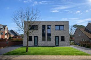 In een rustige kindvriendelijke omgeving in Maasmechelen mogen we u 2 identiek afgewerkte nieuwbouwwoningen te koop aanbieden. Van hieruit is...