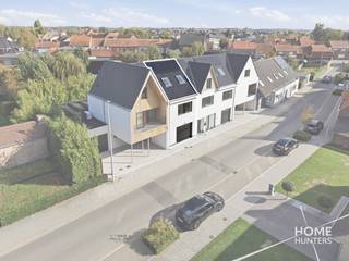 Ruimte, comfort én energiezuinigheid? Deze woning heeft het allemaal.<br /><br />In Residentie Poorterhof stellen we u deze verrassend ruime woning voor met 3 slaapkamers, garage, tuin en een bijzonder aangename leefruimte.<br /><br />Op het gelijkvloers geniet u van een lichtrijke leefruimte van ca. 47 m² met open keuken en kookeiland. Verder zijn er een praktische berging/wasplaats, een ruime garage met elektrische poort en een gezellige tuin met terras.<br /><br />De eerste verdieping omvat 2 slaapkamers, een ruime badkamer met ligbad, inloopdouche en dubbel lavabomeubel, plus een apart toilet. Op de tweede verdieping bevindt zich de royale master bedroom met extra berging.<br /><br />Ook energetisch zit u hier uitstekend: EPC A, 7 zonnepanelen, vloerverwarming en een lucht-waterwarmtepomp zorgen voor modern en future-proof wooncomfort.<br /><br />Extra troeven: garage + staanplaats, conforme elektriciteit, asbestveilig en regenwaterput van 5.000 liter.<br /><br />Een bijzonder complete woning voor wie comfortabel en energiezuinig wil wonen.<br /><br />Extra interessant: aankoop aan 2% registratierechten mogelijk, afhankelijk van uw persoonlijke situatie, indien u dit jaar nog aankoopt.