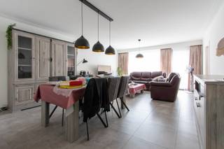 <div><div> <p>Gerenoveerd appartement met lift.</p><p>Dit ruime appartement van ca. 105 m² is gelegen in een doodlopende straat, op wandelafstand van het centrum. Het bevindt zich op de 2de verdieping van een verzorgd gebouw met lift en werd in 2019 volledig gerenoveerd. U komt binnen via de inkomhal met praktische vestiairekast. De lichtrijke leefruimte is afgewerkt met een moderne tegelvloer en sluit aan op de volledig vernieuwde, ingerichte keuken met alle toestellen. Aansluitend bevindt zich een handige wasplaats/berging. Verder beschikt het appartement over twee volwaardige slaapkamers. De badkamer werd eveneens vernieuwd en is uitgerust met een inloopdouche en een stijlvol wastafelmeubel. Er is ook een apart toilet met handenwasser. Dankzij de centrale en tegelijk rustige ligging is dit appartement bijzonder aangenaam om te wonen. Mogelijkheid tot huren garagebox voor € 80/maand.</p></div> </div>