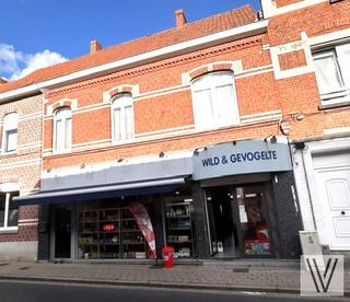 Deze te renoveren woning met atelier op circa 400 m² grond, is klaar om omgetoverd te worden tot een droomhuis dat helemaal bij jou past.<br /><br />Met voldoende ruimte voor 4 tot 5 slaapkamers, kun je indien gewenst een gezinsvriendelijke indeling creëren of een comfortabele thuiskantoorruimte inrichten.<br />De bestaande badkamervoorzieningen bieden een solide basis voor het realiseren van een moderne en comfortabele badkamer.<br />Ontdek de mogelijkheden voor het creëren van een ruim terras, ideaal voor buitenactiviteiten en ontspanning.<br /><br />Centraal gelegen nabij alle nodige voorzieningen, scholen en winkels, biedt deze woning gemakkelijke toegang tot alles wat je dagelijks nodig hebt. Geniet van de rust van de buurt terwijl je toch dichtbij alle faciliteiten bent.<br /><br />Dit huis is meer dan een woning; het is een investering in de toekomst. Grijp deze kans om een huis te creëren dat perfect aansluit bij jouw wensen en behoeften.<br /><br />Ben je geïnteresseerd? Plan dan snel een bezichtiging en ontdek de talloze mogelijkheden die deze woning te bieden heeft. Neem vandaag nog contact met ons op om de opties voor het bijkopen van het achterliggende perceel te bespreken.<br /><br />