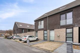 Moderne woning met drie slaapkamers nabij het centrum van Sint-Katherina-Lombeek.Deze moderne en lichtrijke woning beschikt op het gelijkvloers over...