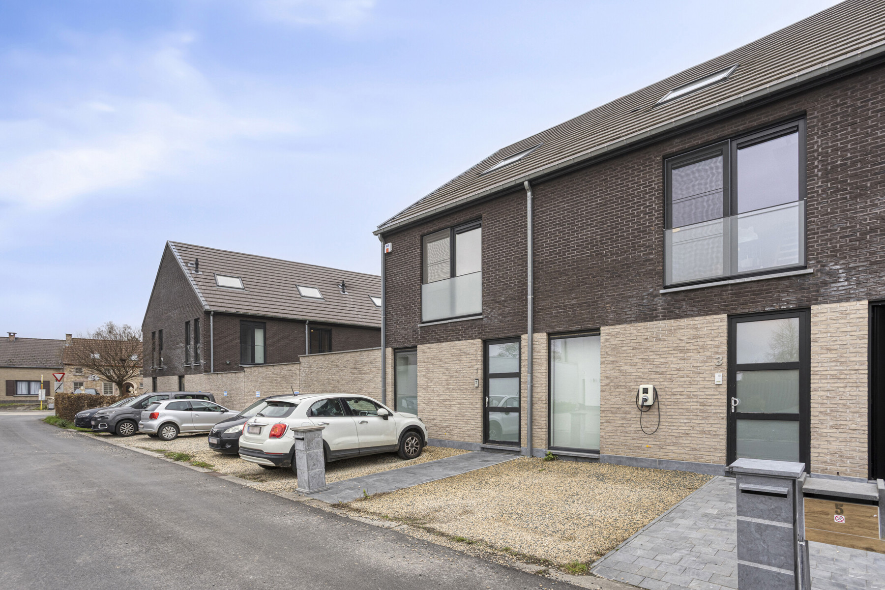 Moderne woning met drie slaapkamers nabij het centrum van Sint-Katherina-Lombeek. - foto 2