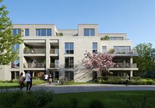 <p><strong><br />DIT PRACHTIGE NIEUWBOUWAPPARTEMENT OP DE GELIJKVLOERSE VERDIEPING MET 2 SLAAPKAMERS BEVINDT ZICH IN HET GROENE EN AUTOLUWE PROJECT "DE BROUWERIJ", MIDDEN IN HET CENTRUM VAN HOOGSTRATEN.<br /><br />INDELING<br /></strong>De ruime inkomhal, uitgerust met een vestiaire en gastentoilet, biedt toegang tot een lichtrijke leefruimte met open keuken en een technische berging.Via een groot schuifraam bereikt u het aangename terras van 24 m². Door gebruik te maken van een groot schuifraam en veel raampartijen kan u genieten van veel natuurlijk licht in de leefruimte.<br />Verder biedt de inkomhal toegang tot twee slaapkamers en de badkamer, die is uitgerust met een inloopdouche en dubbele lavabo.<br />Dit appartement combineert comfort, moderne afwerking en een uitstekende locatie, ideaal voor wie op zoek is naar rustig wonen vlakbij het stadscentrum van Hoogstraten.<br /><br /><strong>ALGEMEEN</strong><br />Het appartement volledig afgewerkt, waarbij je als koper naar eigen smaak de inrichting kan kiezen, volgens de afwerkingsbudgetten voorzien in het lastenboek. Het project is onderkelderd en voorzien van autostaanplaatsen, private bergingen en een gemeenschappelijke fietsenberging. De verkoop gebeurt onder 'Wet Breyne'.<br /><br /><em><u>Project en uitvoering: DEGO te Hoogstraten.</u></em><br /><br />Tijdens de volledige realisatie van het project kan u rekenen op een persoonlijke begeleiding door de ontwikkelaar en een transparante en open communicatie.<br /><br />Plannen en lastenboek zijn te bekomen op kantoor.<br />Contacteer ons voor meer informatie!</p>