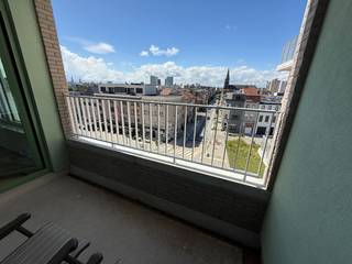 Schitterend nieuwbouwappartement met terras op zeer centrale ligging.<br /><br />Indeling:<br />Inkomhal op tegels, +/- 3.5 m².<br />Afzonderlijk toilet met handenwasser.<br />Living: +/- 31 m², tegels?<br />Open ingerichte keuken met kasten, spoeltafel, frigo, combi-oven, vaatwasser, dampkap.<br />Berging: +/- 4 m², aansluiting wasmachine.<br />Slaapkamer: +/- 13 m², tegels.<br />Badkamer: +/- 5 m², douche, dubbele lavabo met wastafel, handdoekdroger.<br />Terras: +/- 6 m².<br />Kelderberging: B67<br /><br />Vloerverwarming met warmtepomp.<br />Algemene onkosten: € 125 per maand.<br />Autostaanplaats: € 125 per maand. P71 (-1)