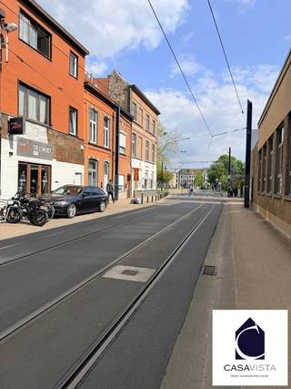 OP TE FRISSEN EENGEZINSWONING MET PRAKTISCHE STRUCTUUR EN MET EIGEN TUIN. Langs de belangrijke as tussen stadsring en Gasmeterlaan, parallel met de Wondelgemstraat vind je deze leuke eengezinswoning. Grondige opfrissing nodig maar de praktische structuur kan al zeker de zware renovatiewerken vermijden. Vooraan beneden al dubbel glas, rest nog enkel. Onvoldoende dakisolatie maar toch een aanvaardbaar EPC D-level dat dus heel duidelijk kan verminderen na verdere renovatie. Indeling : gelijkvloers met korte inkomhal en tweede deur na voordeur naar de lange leefruimte met open trap. Achterbouw met keuken en sanitaire ruimte, gevolgd door een zitplaats en buitenruimte bestaande uit een overdekt geheel en een open terras/tuin over heel de breedte. Eerste verdieping met twee slaapkamers. Idem voor de tweede verdieping. Optimale ligging met snel toegang tot de binnenstad, of de uitgangen van Gent langs de rand. Een huis in een buurt met toekomst. Maak snel een afspraak voor bezoek via ons CasaVista Team (054412500) en krijg een individueel begeleid bezoek met vastgoedmakelaar Cedric. Klassieke onderhandeling van de prijs mogelijk !