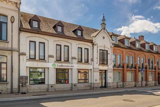 Maak kennis met deze prachtige eigendom in het hart van Hulshout, die elegantie en historische charme perfect combineert. Met een royale...