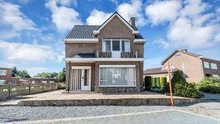 <p><strong><span>Karaktervolle open bebouwing in het centrum van Veerle-Laakdal<br /><br /></span></strong><span>Deze karakteristieke eengezinswoning geniet van een uiterst centrale ligging in het hart van Veerle-Laakdal, op wandelafstand van winkels, scholen en openbaar vervoer. Bovendien biedt de nabijheid van de E313 een uitstekende bereikbaarheid.<br /><br /></span><strong><span>Indeling<br /></span></strong><strong><span>Gelijkvloers<br /></span></strong>+ Inkomhal met trap naar de verdieping<br />+ Gezellige zithoek<br />+ Eethoek<br />+ Apart toilet met lavabomeubel<br />+ Keuken met ontbijthoek<br />+ Veranda met elektrisch bedienbare screens</p>
<p><strong><span>Verdieping<br /></span></strong>+ Nachthal<br />+ Badkamer met ligbad<br />+ Slaapkamer 1 met balkon aan straatzijde<br />+ Slaapkamer 2<br />+ Slaapkamer 3 met ingebouwde kast<br />+ Praktische bergruimte<br /><br /><span>Via een zolderluik is de zolderverdieping bereikbaar, die extra opbergmogelijkheden biedt.<br /></span><span>De woning wordt verwarmd via een Buderus-stookolieketel met radiatoren.<br /><br /></span><strong><span>Extra troeven<br /></span></strong><br />+ Centrale ligging nabij alle dagelijkse voorzieningen<br />+ Open bebouwing met karaktervolle uitstraling<br />+ Goede basisstructuur en praktische indeling<br />+ P-score: A<br />+ G-score: A<br /><br /><strong><span>Energie & asbest<br /></span></strong>+ EPC: 475 kWh/m²/jaar – Label E (UC: 3913878)<br />+ De woning valt onder de renovatieverplichting voor residentiële gebouwen van de Vlaamse overheid (behoudens sloop binnen 6 jaar na aankoop).<br />+ Asbestattest: niet-asbestveilig. Asbesthoudende materialen werden vastgesteld in onder meer de leidingisolatie in de kelder, golfplaten van de achterbouw, mastiek aan enkele ramen en bakelieten schakelmateriaal.<br /><span>+ Elektrische installatie niet conform het AREI.</span><br /><br /><span>Bent u op zoek naar een woning met karakter op een toplocatie, die u volledig naar eigen smaak kunt moderniseren? Dan is deze woning zeker een bezoek waard.<br /></span></p>