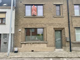 TE HUUR : Instapklare gezinswoning met tuin nabij het station/centrum van OudenaardeBent u op zoek naar de perfecte combinatie van rustig wonen en...