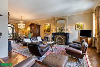 Ruime villa op toplocatie.<br /><br />Indeling gelijkvloers: inkomhall, woonkamer, ingerichte keuken met eetplaats, veranda met zicht op de prachtige tuin, sas, wasplaats met douche, apart toilet en inpandige garage.<br />Indeling 1e verdieping: nachthall, 3 slaapkamers, apart toilet en badkamer (dubbele lavabo - ligbad - wc-.<br />Ook zijn er een bergzolder en ruime voorraadkelder.<br /><br />Deze ruime woning in klassieke stijl is afgewerkt met zeer kwalitatieve materialen. Het pand is in goede staat van onderhoud.<br /><br />Voorts is er een prachtig aangelegde tuin met terras en tuinhuis. De tuin biedt veel privacy. Aan de voorkant van het huis is er parkeergelegenheid voor +/- 3 wagens.<br /><br />Centraal doch rustig gelegen op wandelafstand van winkels, scholen, openbaar vervoer, ..<br /><br />EPC: 391 kWh / m².<br /><br />Nog vragen? Neem dan zeker contact op met Immo SP te Geel op 014/59 10 20 of via info@immosp.be.