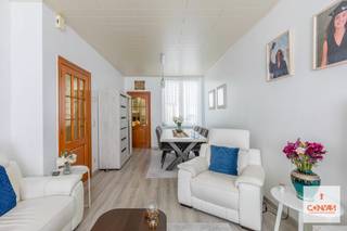 Deze <strong>woning </strong>is gelegen binnen de ring van Gent in de Brugse Poort en op <strong>fietsafstand van het historisch stadscentrum</strong>. Dankzij verschillende invalswegen en het openbaar vervoer staat u zo op uw bestemming. U heeft verschillende buurtwinkels, scholen en groenaanleg in de buurt. Met andere woorden een ideale ligging!<br /><br />Indeling op het gelijkvloers: een ruime inkomhal die zowel toegang geeft tot de woonkamer met eetplaats aan de voorzijde als de keuken met ontbijthoek aanliggend. De badkamer bevindt zich achteraan op het gelijkvloers en is bereikbaar via de veranda. Verder is er toegang tot de <strong>aangelegde stadstuin</strong> met tuinberging.<br /><br />Zowel op het eerste als tweede verdiep bevinden zich <strong>telkens twee slaapkamers</strong>.<br /><br />Voor meer informatie en een bezoek, neem dan contact op met Theo via: theo@convas.be