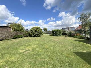 Ontdek deze ruime halfopen woning, ideaal gelegen op het einde van een doodlopende straat. Een oase van rust, maar toch vlot bereikbaar!<br /><br />Indeling als volgt:<br />Bij het betreden van de woning kom je in een uitnodigende inkomhal die rechtstreeks leidt naar het ruime leefgedeelte met zithoek en eetplaats. Aansluitend vind je de volledig geïnstalleerde ruime keuken met een tweede, gezellige eethoek.<br /><br />De recent vernieuwde badkamer op het gelijkvloers is uitgerust met een moderne inloopdouche en stijlvol lavabomeubel. Verder is er een apart toilet en een praktische, aanpalende wasplaats met extra opbergruimte.<br /><br />Op de eerste verdieping bevinden zich 3 volwaardige slaapkamers. De zolderverdieping is bereikbaar via een vaste trap en biedt tal van mogelijkheden. <br /><br />Buiten geniet je van een mooi aangelegde tuin. Perfect onderhouden en genietend van een Oost-oriëntatie. Eveneens ook rechtstreeks toegankelijk via de straatkant.<br /><br />De woning beschikt bovendien over een ruime garage (33,4 m²) met sectionaalpoort en een ruime oprit met plaats voor 4 wagens.<br /><br />Interesse? Neem snel contact op voor een bezoek en ontdek zelf de charme en mogelijkheden van deze fijne gezinswoning!<br /><br />Onze ref. DEV4741