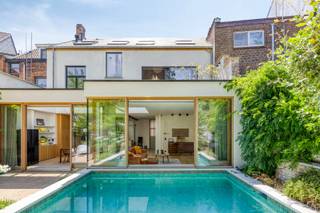 Exclusieve totaalrenovatie in hartje Leuven – een parel van MICA ConceptOntdek deze uitzonderlijke woning, volledig gerenoveerd door het...
