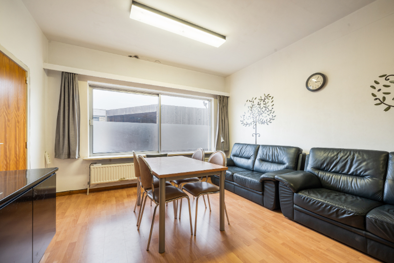 Gelijkvloers appartement met handelsruimte en parking nabij centrum Roeselare - foto 4