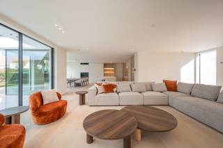 Prachtige nieuwbouwvilla te koop aan de rand van het Zoute, nabij de Kalfsmolen, op een perfect georiënteerd perceel. <br />Een exclusieve villa naar een ontwerp van Project Architects met Piet Bailyu die een moderne, strakke stijl combineert met een typische Knokse herkenbare touch. De luxueuze interieurafwerking werd uitgevoerd door de gerenommeerde firma Chrisma. <br /><br />Samenstelling van de villa: <br />Royale inkomhal met zeer ruime vestiaire en gastentoilet. <br />Leefruimte met salon en eetplaats, voorzien van een gashaard, uitgevend op het terras en de tuin. <br />Grote woonkeuken met keukeneiland, genietend van alle comfort met alle nodige huishoudtoestellen en aansluitend een praktische bijkeuken met extra berging. <br /><br />Op de eerste verdieping: <br />Drie volwaardige slaapkamers, elk met eigen badkamer en dressing. Handige bureauruimte op de nachthal.<br /><br />Tweede verdieping: <br />Verdieping die volledig naar eigen wens kan worden ingericht.<br /><br />Aangelegde tuin met terras en mogelijkheid tot het aanleggen van een zwembad. <br />Inpandige garage voor 2 wagens met open fietsenberging en aanpalende berging aan de garage. <br />Meerdere staanplaatsen buiten voor de villa. <br />Contacteer ons voor een bezoek.