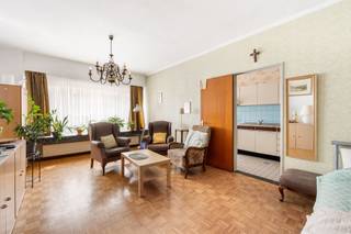 <p><span>Dit ruim 2 slaapkamer appartement is gelegen op de 5de verdieping van een gebouw op de hoek van de Congresstraat en de Carnotstraat. Op wandelafstand vindt u verschillende winkels, scholen en haltes van het openbaar vervoer. </span></p><p><span> </span></p><p><span>U betreedt het appartement via de inkomhal met ingemaakte kast en apart gastentoilet. Vooraan in het appartement ligt de leefruimte met daarnaast de keuken. </span></p><p><span> </span></p><p><span>Verder zijn er nog 2 ruime slaapkamers, waarvan de grootste toegang geeft tot het terras, en de badkamer. Bij het appartement komt nog een handige kelderberging. <br /><br />Het appartement is momenteel verhuurd.</span></p><p><span> </span></p><p><span> </span></p>