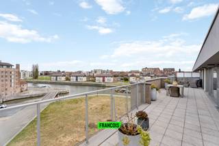 Dit prachtige appartement van 135 m², gelegen op de vierde verdieping, biedt een adembenemend uitzicht op de Leie. Het interieur, volledig...