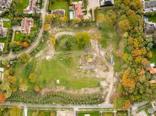 Discreet verscholen achter de charmante Graaf Jansdijk, ontwikkelt zich een nieuwe prestige wijk met een een uitzonderlijk bouwperceel van maar liefst 1.194m².<br /><br />Lot 8 biedt alle ruimte voor het realiseren van een royale villa op maat aan natuurlijke dijkzone en bosgebied.<br />De combinatie van ruimte, natuur en absolute discretie maakt dit perceel tot een zeldzame opportuniteit in Knokke-Zoute.