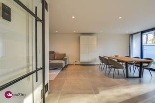 <p><span>Hoogwaardig afgewerkte, instapklare bungalow in residentiële wijk Lievekensbossen</span></p><p><span> </span></p><p><span>Deze instapklare, vrijstaande woning vind je in een rustige en groene residentiële wijk Lievensbossen, op een boogscheut van het centrum van Schiplaken. De ruime bungalow is volledig vernieuwd en afgewerkt met hoogwaardige materialen. </span></p><p><span> </span></p><p><span>Dankzij de grote raampartijen geniet je overal in de woning van veel natuurlijk licht en aangenaam zicht op de onderhoudsvriendelijke tuin. De praktische berging met voorzieningen voor wasmachine en droogkast sluit aan bij de open, volledig uitgeruste keuken en leefruimte. Verder vind je op het gelijkvloers 3 ruime slaapkamers en een bureau, ideaal voor thuiswerk of hobby's. </span></p><p><span> </span></p><p><span>In de ruime, lichtrijke master bedroom zijn er ingemaakte kasten en heb je rechtstreeks toegang tot de ruime badkamer. Deze beschikt over een ligbad, douche, toilet en wastafel. Er is nog een tweede aparte doucheruimte, bereikbaar vanuit de centrale hal. </span></p><p><span> </span></p><p><span>Via een elektrisch bediend zolderluik bereik je de volledig afgewerkte zolder, met ook hier natuurlijke lichtinval. Deze veelzijdige ruimte kan je gebruiken als extra berging, speelkamer, hobbyruimte of extra slaapkamers. </span></p><p><span> </span></p><p><span>Buiten geniet je van een onderhoudsvriendelijke tuin met een ruime carport en extra bergruimte voor fietsen. Daarnaast is er nog een tuinberging met overkapping, ideaal voor tuinmateriaal en als beschutte zithoek. </span></p><p><span> </span></p><p><span>Kortom, deze vrijstaande woning bied je alle ruimte, comfort en flexibiliteit die je zoekt, zowel binnen als buiten. </span></p><p><span> </span></p><p><span>Contacteer ons vandaag nog om de vele troeven van deze woning zelf te ontdekken!</span></p><p><span> </span></p><p><span>015 20 36 00 - info@domoxim.be</span></p><p><span> </span></p><p><span>domoXim. Waar dromen thuis komen!</span></p><p><span> </span></p><p><span>Ook de waarde van je </span><span>eigen </span><span>woning kennen? Wij geven je graag advies.</span></p>