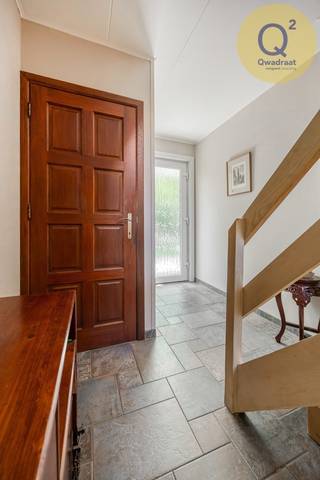 <p><strong>Exclusief wonen in een rustige doodlopende straat met ongekende mogelijkheden</strong></p>
<p>Bent u op zoek naar een uitzonderlijke kangoeroewoning of een stijlvolle villa met een volledig afgescheiden praktijk- of kantoorruimte? Dan zal deze unieke eigendom u ongetwijfeld weten te overtuigen.</p>
<p>Deze ruime villa is gelegen in een uiterst rustige en kindvriendelijke doodlopende straat in Malle, vlak bij het gekende café De Trappisten. Hier geniet u dagelijks van een ideale combinatie van rust, privacy en een uitstekende bereikbaarheid.</p>
<p>Ook op vlak van energie bent u helemaal klaar voor de toekomst. Dankzij het gunstige <strong>energielabel B</strong> is de woning energiezuinig en geldt er geen renovatieverplichting.</p>
<p>De twee afzonderlijke inkomdeuren maken deze eigendom bijzonder veelzijdig. Ze leent zich perfect voor een combinatie van wonen en werken, een vrij beroep of een kangoeroewoning, zoals de woning vandaag reeds succesvol is ingericht. Een bijkomende troef is dat beide wooneenheden gebruikmaken van één centrale teller en één abonnement voor de nutsvoorzieningen, waaronder elektriciteit, televisie en internet. Dit resulteert in een aanzienlijke besparing op de vaste maandelijkse kosten.</p>
<p>De villa bevindt zich op een verzorgd en onderhoudsvriendelijk perceel van 784 m² en beschikt over een uitzonderlijk ruime garage van maar liefst 10 x 3 meter. Dankzij de garagepoort aan de voorzijde en de praktische zijdeur is deze ruimte bijzonder vlot toegankelijk en geschikt voor diverse toepassingen.</p>
<p>Momenteel omvat de woning vier volwaardige slaapkamers, twee badkamers en twee aangename leefruimtes. Dankzij de doordachte en flexibele indeling biedt deze eigendom bovendien tal van mogelijkheden. Ze kan zonder ingrijpende aanpassingen worden omgevormd tot een royale gezinswoning met extra slaapkamers, een hobbyruimte, speelkamer of multifunctionele werkruimte.</p>
<p>Kortom, een uitzonderlijke eigendom op een toplocatie in Malle waar ruimte, comfort, energiezuinigheid en veelzijdigheid naadloos samenkomen. Een unieke opportuniteit voor wie op zoek is naar een woning die vandaag én in de toekomst aan uiteenlopende woonwensen voldoet.</p>
<p><strong><br /><br />Uitzonderlijke indeling met twee volwaardige woongedeeltes</strong></p>
<p></p>
<p>De unieke architectuur van deze villa vertaalt zich in een uiterst doordachte en flexibele indeling, perfect toegankelijk via de twee aparte inkomdeuren. Aan de linkerzijde opent de deur naar een functionele hal met een grote, praktische berging en directe toegang tot een gezellige woonkamer. Slaapcomfort en privacy staan hier centraal, met achter de leefruimte een zeer ruime slaapkamer en een complete badkamer uitgerust met een ligbad, lavabo en toilet.</p>
<p>Via de rechter inkomhal betreedt u het hoofdwoningsgedeelte, waar een zee van licht u verwelkomt in de royale woonkamer met open keuken en toegang tot het terras. Direct aansluitend bevindt zich een handige berging die tevens een vlotte toegang biedt tot de achtertuin. De vaste trap in deze inkomhal leidt naar de eerste verdieping, een volwaardige en riante etage. Hier bevinden zich een indrukwekkende hoofdslaapkamer, een tweede zeer grote slaapkamer en een comfortabele derde slaapkamer, perfect geflankeerd door een aparte, tweede badkamer. Als kers op de taart beschikt dit verdiep over een extra bergruimte van maar liefst bijna 20m² onder het schuine dak, die momenteel is ingericht als dressing. Een verrassend ruimtelijk pand dat moeiteloos aan al uw woonwensen voldoet.</p>
<p><br />EPC label 'B'<br />Wg, Vv, Gvkr, Gmo, Vg</p>
<p></p>