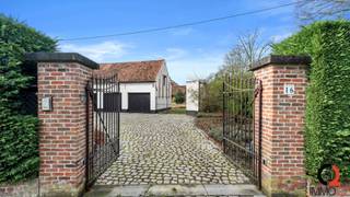 Karaktervolle herenhoeve op en met grond (ca. 34 A 87 CA) en aanhorigheden in een rustige landelijke omgeving te Engsbergen.De INDELING is als...