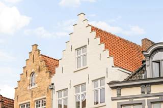 Gelegen op het idyllische Sint-Jansplein vinden we deze uiterst exclusieve herenwoning. De woning onderging in 2025 een volledige totaalrenovatie en kent een uitzonderlijk hoge afwerkingsgraad. <br /><br />Via de inkomhal met vestiaire en gastentoilet betreedt u de woning. op de gelijkvloerse verdieping bevindt zich de schitterende en volledig uitgeruste keuken die rechtstreeks toegang heeft naar de eetplaats met zicht op de patio. Verder vinden we op deze verdieping de wasplaats, technische ruimte en 2 polyvalente ruimtes die kunnen ingedeeld worden als bureau of extra slaapkamer met badkamer. <br /><br />Op de eerste verdieping bevindt zich de gezellige en lichtrijke living met zicht op het Sint-Jansplein. Deze geeft door naar de prachtige bibliotheek. De tweede verdieping biedt dan weer ruimte voor 2 ruime slaapkamers, elk met ensuite douchekamer. Tot slot bevindt de schitterende master bedroom zich op de volledige derde verdieping met dressing en ensuite badkamer met douche, bad, dubbele lavabo. Vanuit de mastersuite heeft u prachtig zicht op het Belfort. <br /><br />Als extra troef kunnen er 2 staanplaatsen gehuurd worden vlakbij in een nabijgelegen garage. <br /><br />Rustige ligging in het historisch hart van Brugge met alle voorzieningen op wandelafstand en toch volledige privacy.<br /><br />Bijhorend is er zowel een terras (45m²) als een patio (19m²) met zuidwest oriëntatie waar u geniet van alle privacy.<br /><br />Kortom, een unieke herenwoning die rustig gelegen is en zich toch op wandelafstand bevindt van de markt, de Schouwburg, de Reien en winkels en restaurants.