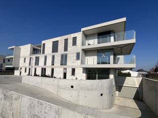 <strong>Appartement 0.04 – Comfortabel gelijkvloers wonen met tuin in Klaverstuk 24</strong><br /><br />Welkom in <strong>appartement 0.04</strong>, een smaakvol en instapklaar appartement in het moderne nieuwbouwproject <strong>Klaverstuk 24</strong> te Zedelgem.<br />Met een slimme indeling, twee badkamers en een gezellige tuin biedt dit appartement alles wat u zoekt in uw nieuwe thuis.
<h4><strong>Kenmerken van appartement 0.04</strong></h4>

<ul>
	<li>* Bewoonbare oppervlakte: 91 m²</li>
	<li>* Inkomhal met vestiaire en apart gastentoilet.</li>
	<li>* 2 comfortabele slaapkamers, ideaal voor gezinnen, koppels of als logeer- en werkruimte.</li>
	<li>* 2 badkamers: één met meubel en douche, en één met meubel en bad voor extra luxe.</li>
	<li>* Lichtrijke leefruimte met grote ramen en een moderne open keuken.</li>
	<li>* Handige wasplaats voor extra opbergruimte.</li>
	<li>* Gezellig terras van 10 m² en een aangelegde tuin van 45 m², perfect om te ontspannen.</li>
	<li>* Inclusief ondergrondse parkeerplaats en fietsenberging.</li>
</ul>

<h4><strong>Hoogwaardige afwerking en energiezuinig</strong></h4>
Dit appartement is volledig instapklaar en uitgerust met:

<ul>
	<li>* Vloerverwarming voor optimaal comfort.</li>
	<li>* Warmtepomp en zonnepanelen voor een duurzame en energiezuinige woning.</li>
	<li>* Een E-peil van 30, waardoor u geniet van vrijstelling op de onroerende voorheffing.</li>
</ul>

<h4><strong>Wonen in het groene Zedelgem</strong></h4>
Klaverstuk 24 biedt u een rustige en groene woonomgeving met vlotte verbindingen naar het centrum van Zedelgem en omliggende steden zoals Brugge. Alle voorzieningen zijn binnen handbereik.<br /><br />Met zijn comfortabele indeling en buitenruimte is appartement 0.04 een perfecte plek om te wonen en te genieten.<br /><strong>Contacteer ons vandaag nog voor meer informatie of een bezoek.</strong><br /><br />Uw nieuwe thuis wacht op u!<br /><br /><strong>051 21 11 11 of matias@imfiro.be</strong>