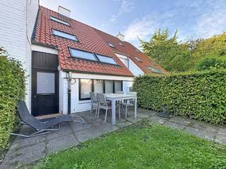 Deze (vakantie)woning geniet van een centrale en rustige ligging in het residentiële domein Ysermonde, op slechts 900 meter van het strand en op korte wandelafstand van het maritiem park en het openbaar vervoer in Nieuwpoort-Bad.<br />De woning omvat een inkom met gastentoilet, een lichtrijke woonkamer met eetplaats en gezellige zithoek en een open, praktisch ingerichte keuken. Aansluitend bevindt zich de zuidgerichte tuin met terras, waar u in alle rust van het buitenleven kunt genieten.<br />Op de eerste verdieping bevinden zich een volwaardige slaapkamer en een badkamer uitgerust met ligbad, toilet en wastafel. Onder het dak bevindt zich een tweede slaapkamer, eveneens voorzien van natuurlijke lichtinval dankzij de dakramen.<br />Daarnaast beschikt de woning over een autostaanplaats met exclusief genotsrecht. De groene omgeving en de nabijheid van de speeltuin binnen het domein maken deze woning bijzonder aantrekkelijk voor gezinnen met kinderen.<br />Dankzij de ligging in woonzone is deze woning geschikt als vaste woonst, tweede verblijf of interessante investering aan zee.