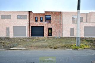 Deze nieuwbouwwoning is gelegen in de<strong> nabijheid van het centrum van Avelgem</strong>, met tal van lokale handelszaken, scholen en openbaar vervoer. Op wandelafstand van de Schelde, kortom een ideale combinatie tussen rust en comfort!<br /><br />Op deze locatie worden u <strong>5 gesloten bebouwingen</strong> aangeboden, waarbij u als koper de keuze heeft om deze ofwel casco ofwel afgewerkt aan te kopen. <br /><br /><strong>Indeling</strong> gaat als volgt: inkomhal, gastentoilet, woon- en eetkamer met open keuken, berging/wasplaats en een inpandige garage. De bovenverdieping bestaat uit een overloop, een badkamer en <strong>4 slaapkamers</strong>. Verder geniet deze woning van een <strong>volledig omheinde tuin</strong>.<br /><br />LANCERINGSACTIE: De eerste koper binnen dit project krijgt een gratis laadpaal aangeboden.<br /><br />Prijzen excl. BTW , registratie en andere kosten.<br />Interesse? Contacteer Els 0478 61 64 34 of els@immoroman.be